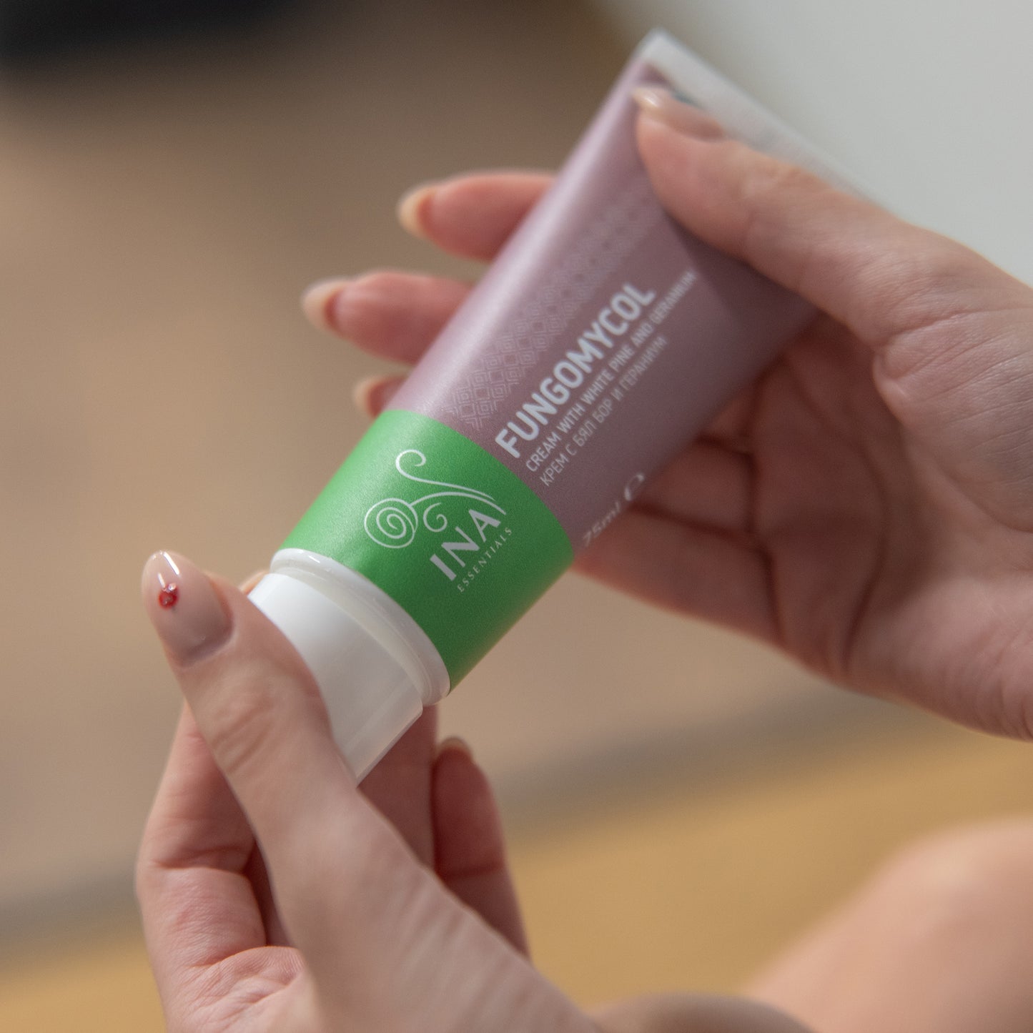 2 i 1-creme til neglesvamp og tør, revnet hud - med hvid fyr, urea og geranium