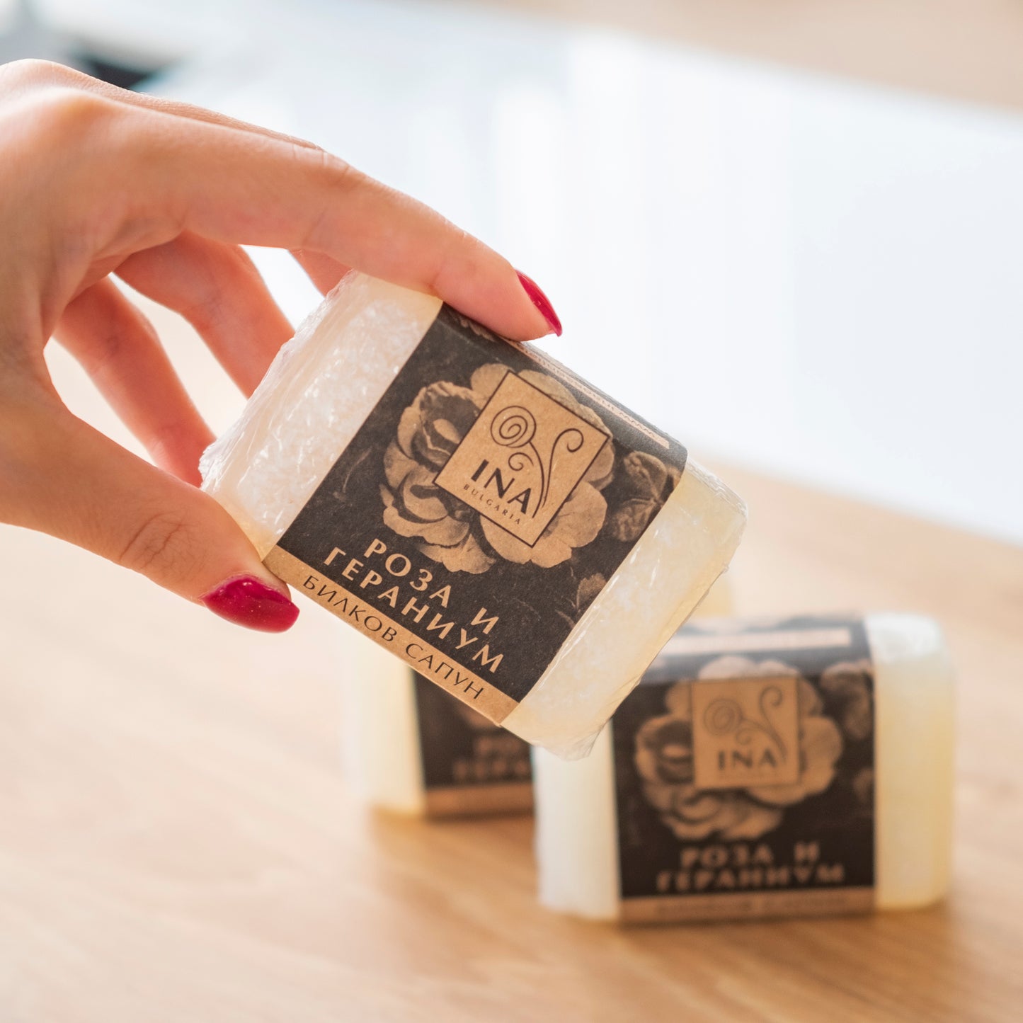 + Gave Naturlig Urtesæbe med Rose Damascena Olie og Geranium - nærende virkning