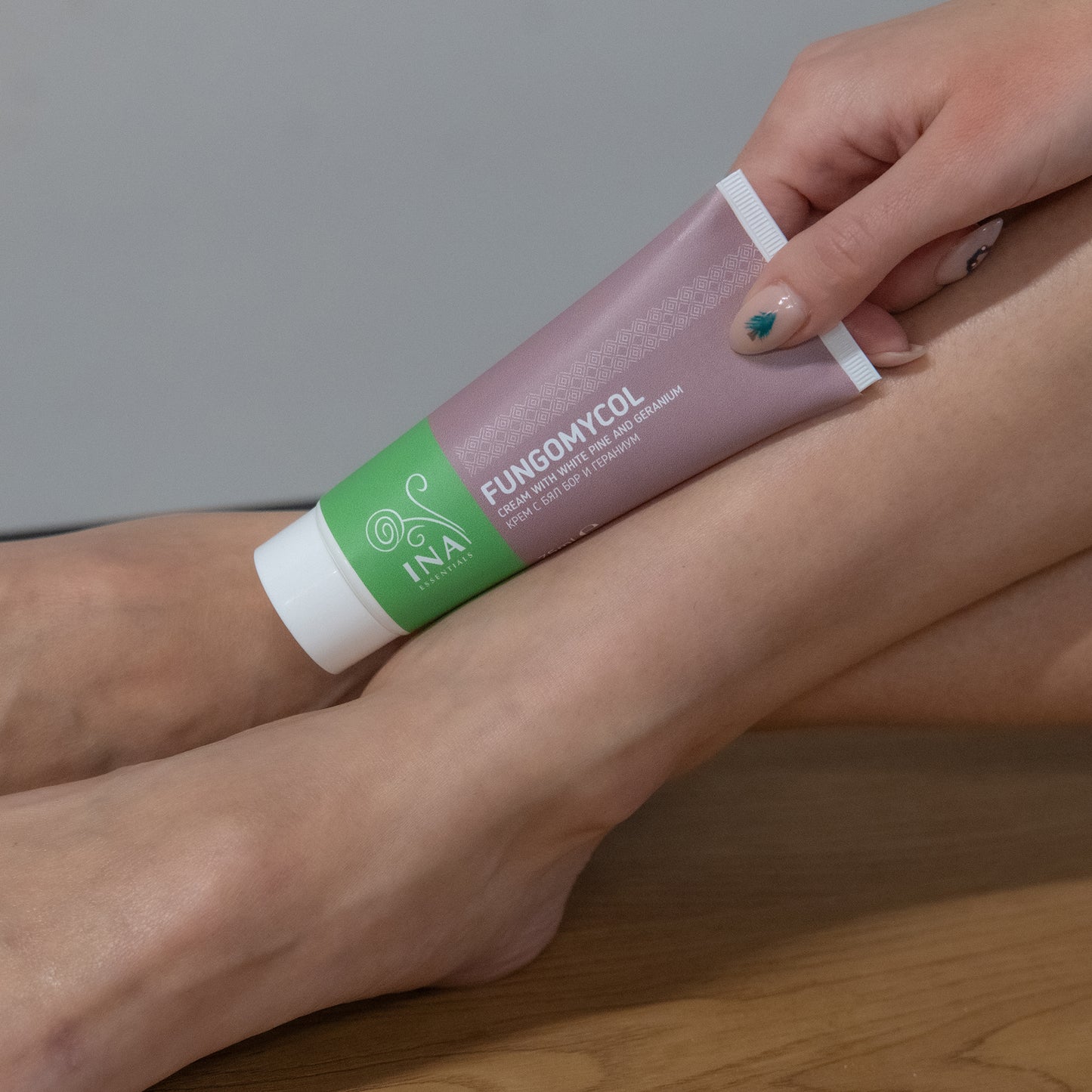 2 i 1-creme til neglesvamp og tør, revnet hud - med hvid fyr, urea og geranium